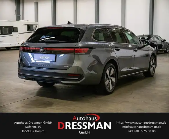 Volkswagen Passat view 4