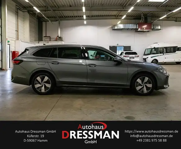 Volkswagen Passat view 3