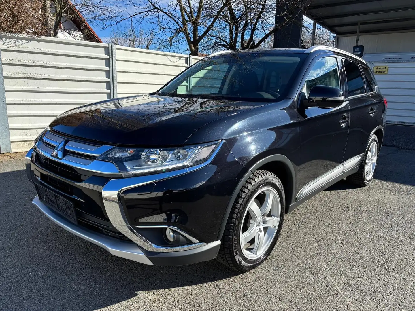 Mitsubishi Outlander 2,2 DI-D AS 4WD Intense Schwarz - 1