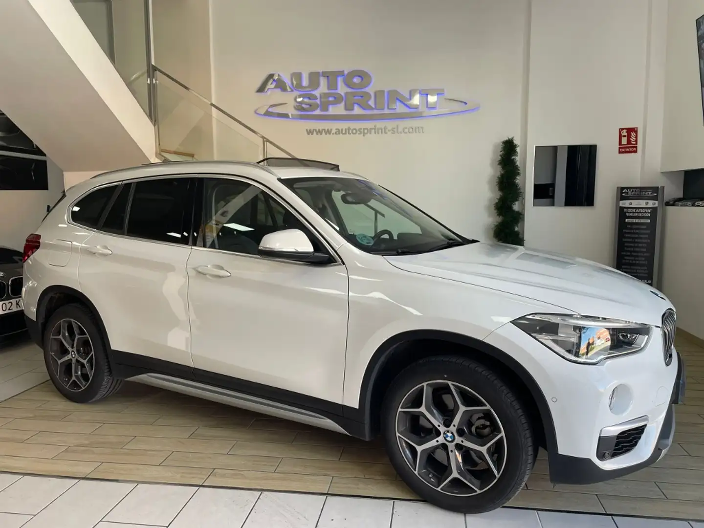 BMW X1 sDrive 20iA Weiß - 2