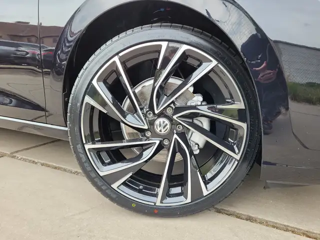 Volkswagen Golf view 8