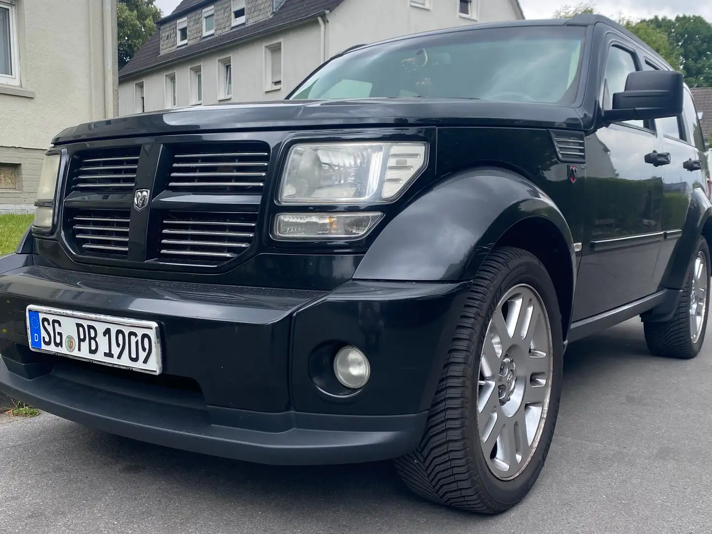 Dodge Nitro Nitro 2.8 CRD DPF Automatik SXT Schwarz - 1