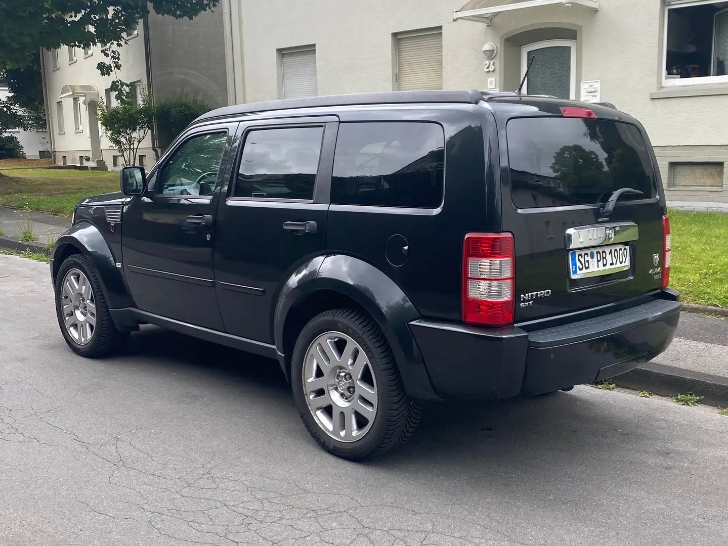 Dodge Nitro Nitro 2.8 CRD DPF Automatik SXT Schwarz - 2