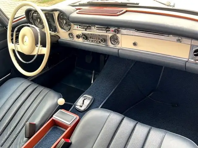 Mercedes-Benz 280 SL view 7