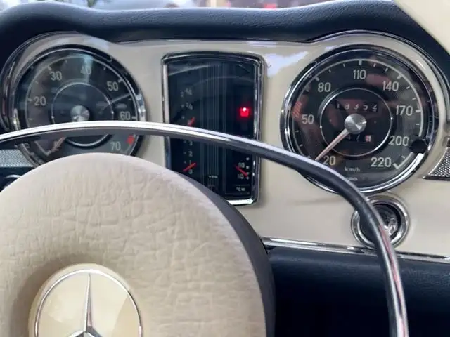 Mercedes-Benz 280 SL view 8