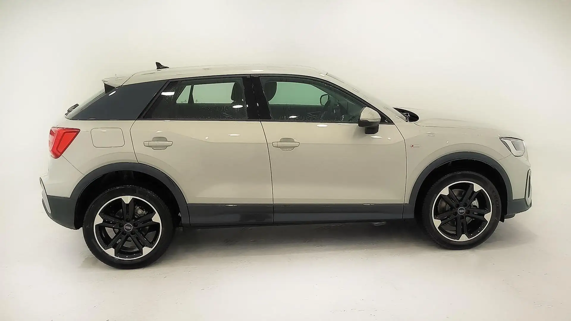 Audi Q2 35 TDI Adrenalin S tronic 110kW Plateado - 2