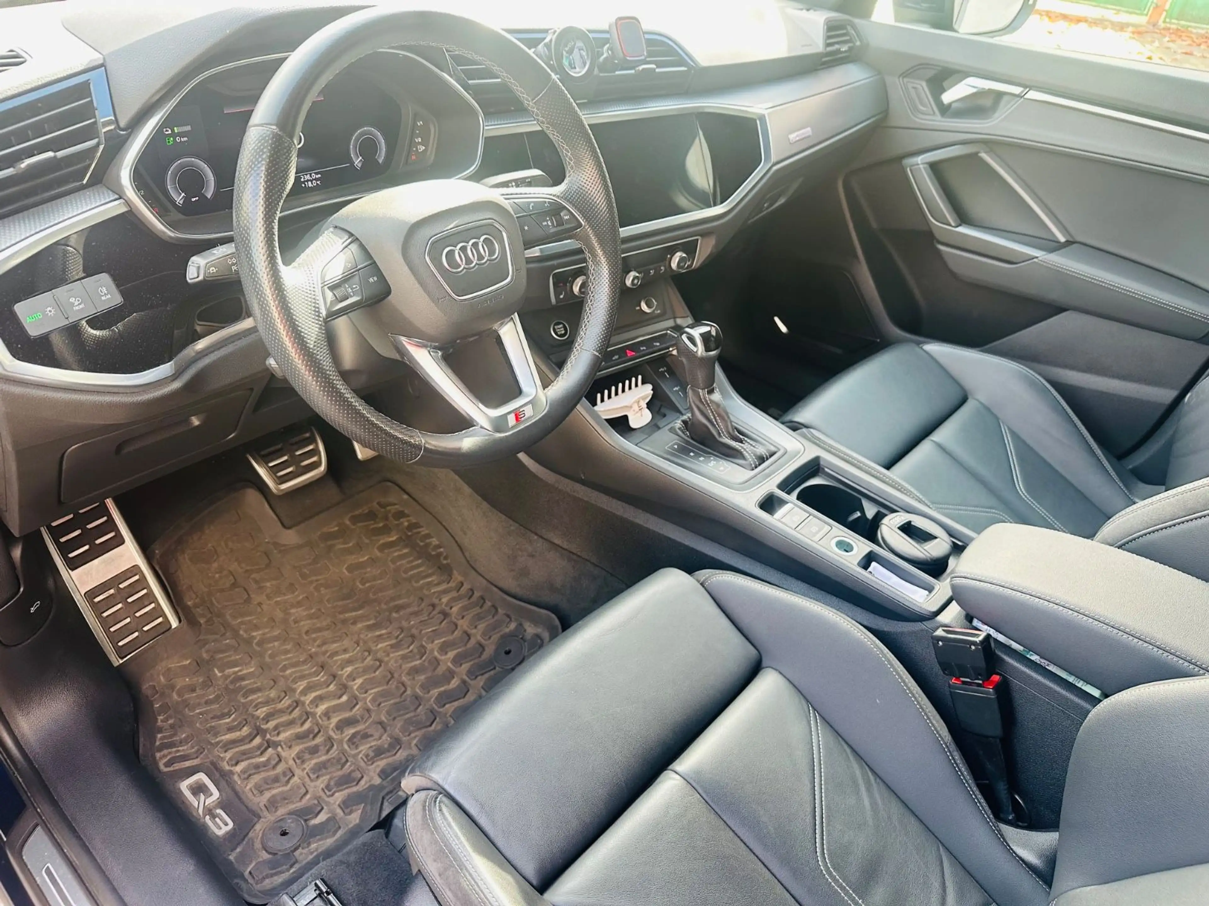Audi Q3 Sportback 45 TFSI e S line — photo 9