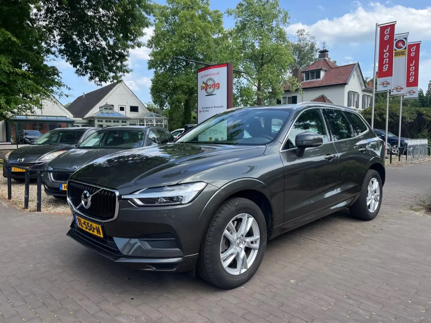 Volvo XC60 2.0 T5 MOMENTUM 250PK AUTOMAAT / TREKHAAK / CARPLA Grijs - 1
