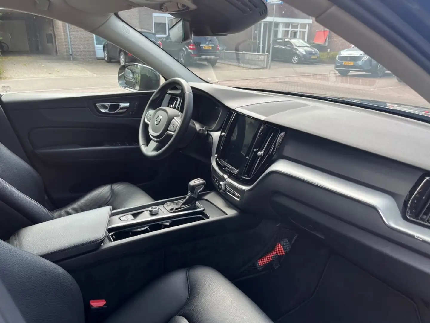 Volvo XC60 2.0 T5 MOMENTUM 250PK AUTOMAAT / TREKHAAK / CARPLA Grijs - 2