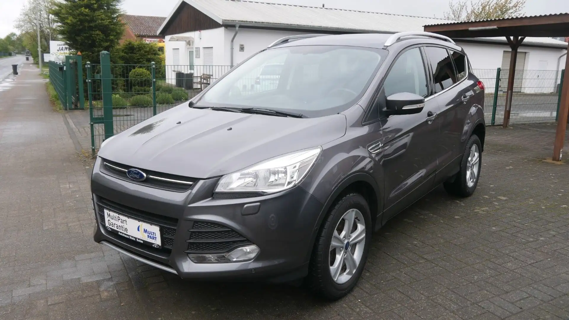 Ford Kuga 1,6 EcoBoost 2x4 110kW SYNC Edition Grijs - 2