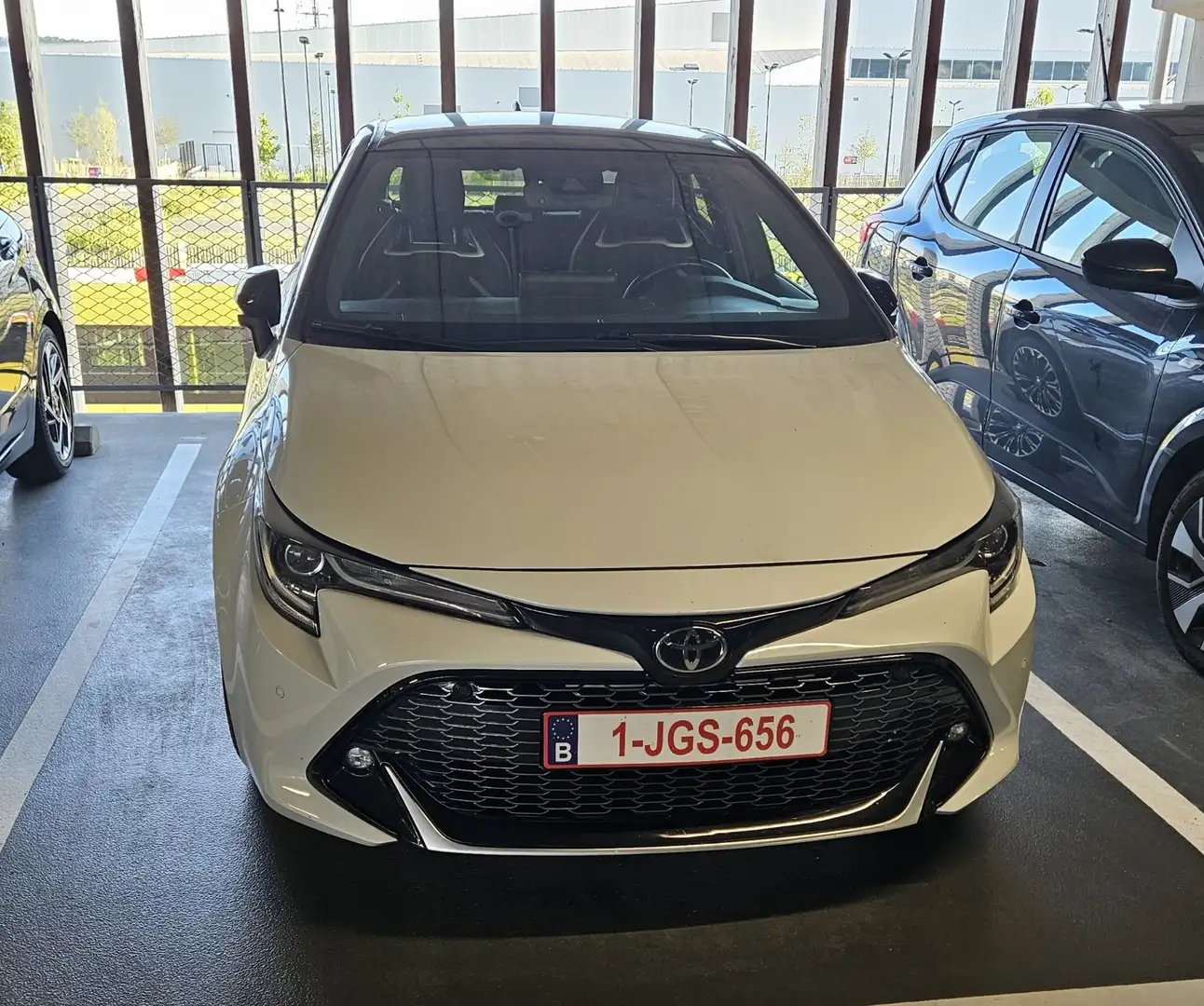 Toyota Corolla Hybrid 1.8 GR Sport e-CVT Zwart - 1