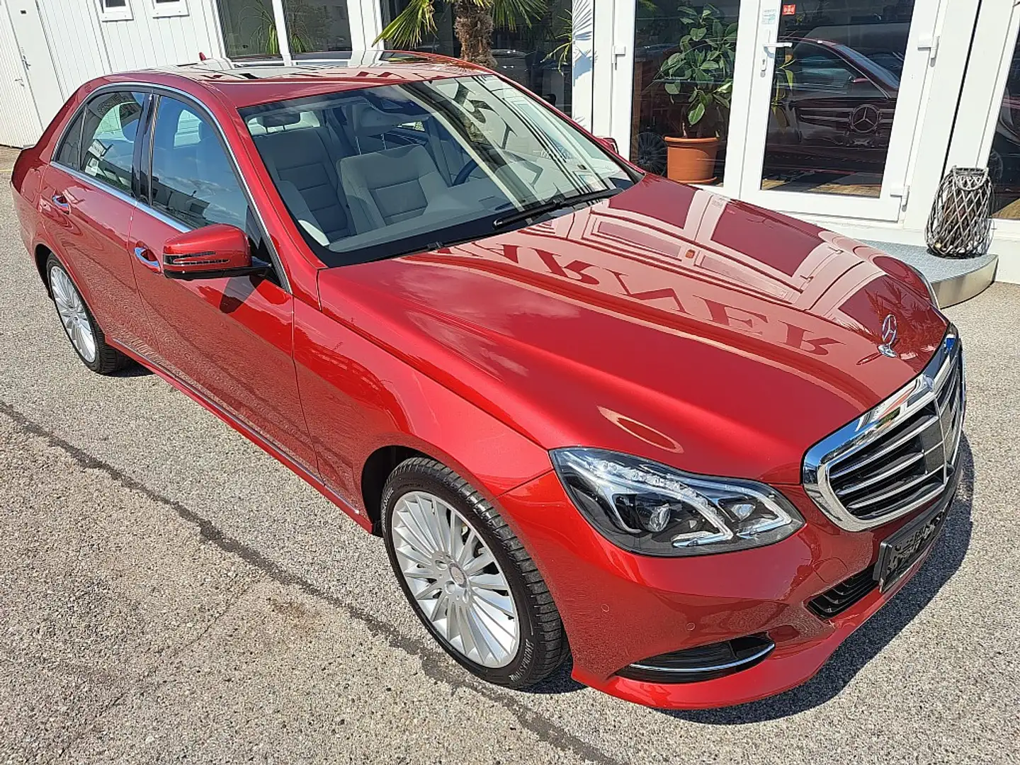 Mercedes-Benz E 500 Elegance Aut. Rot - 2