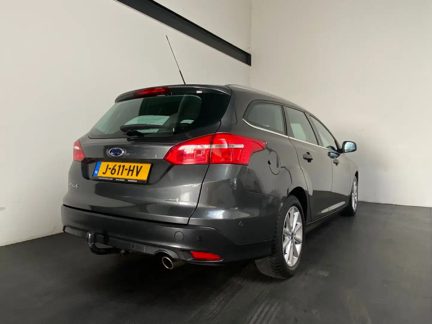 Ford Focus Wagon 1.5 Titanium. Trekhaak. Clima! Grijs - 2