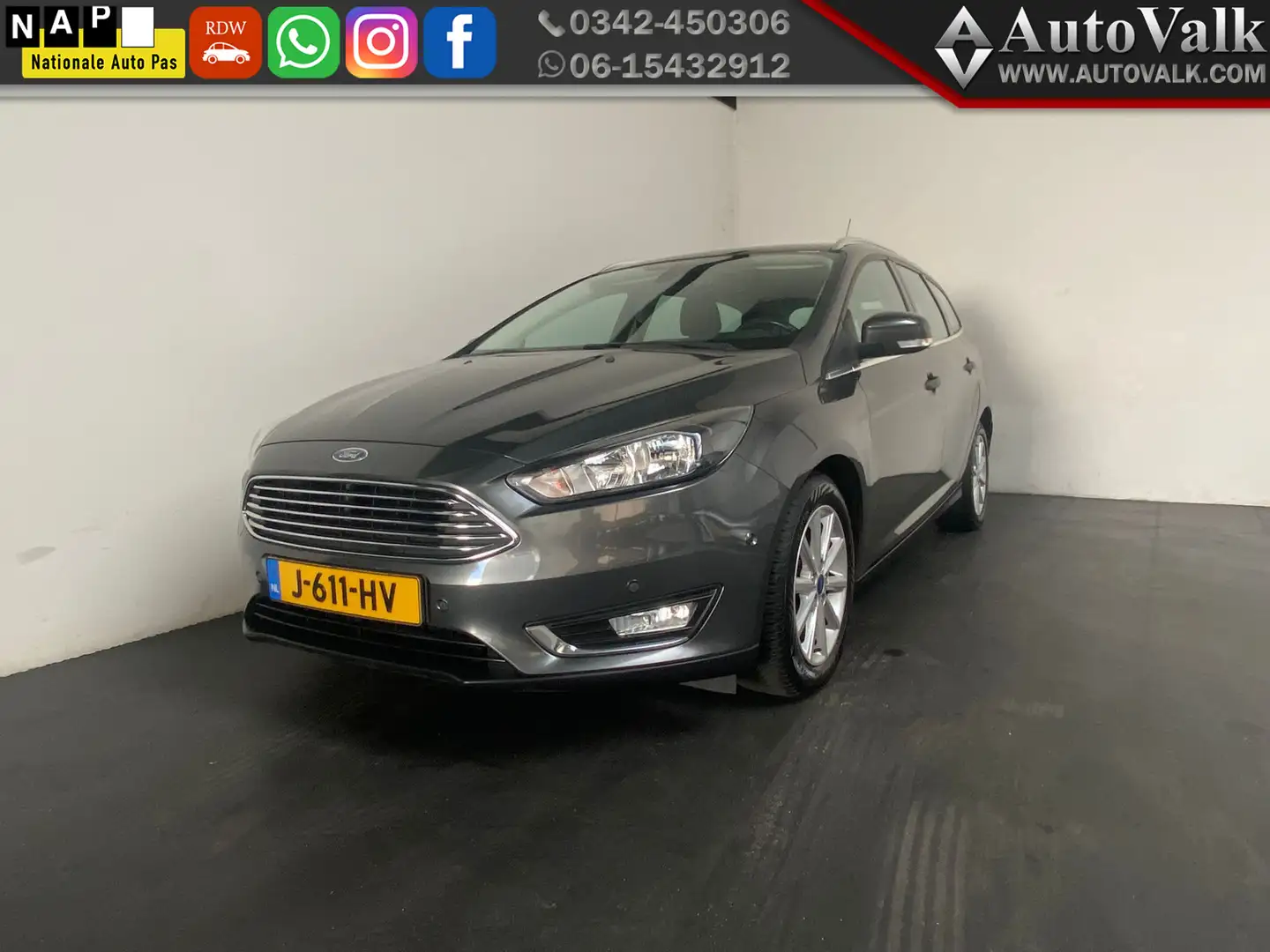 Ford Focus Wagon 1.5 Titanium. Trekhaak. Clima! Grijs - 1