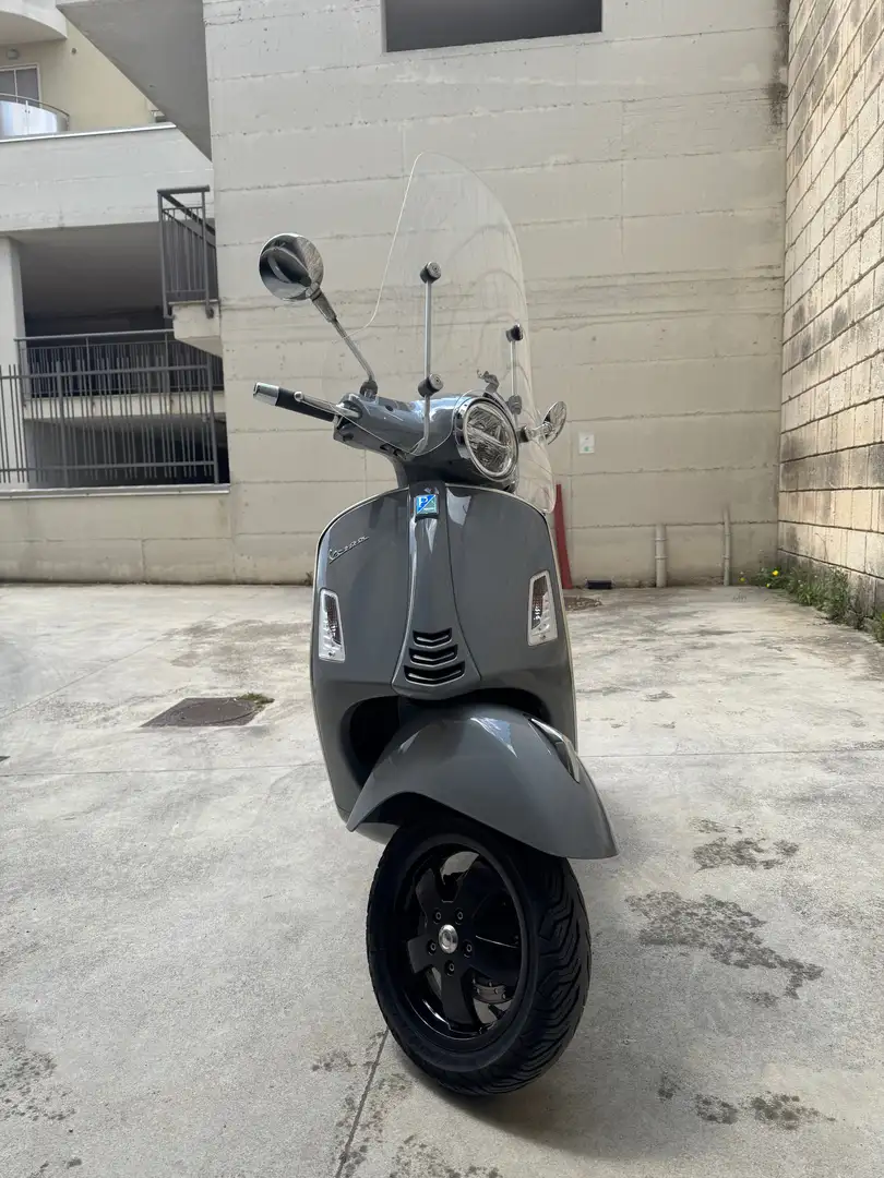 Vespa GTS Super Tech 300 Gris - 1