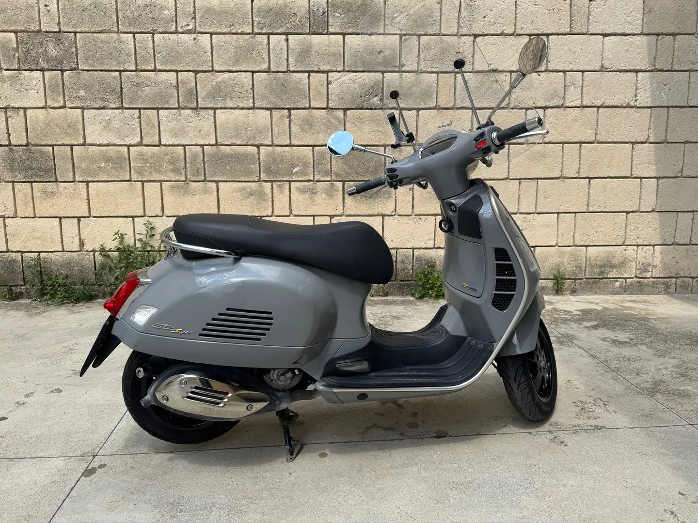 Vespa GTS Super Tech 300 Gris - 2