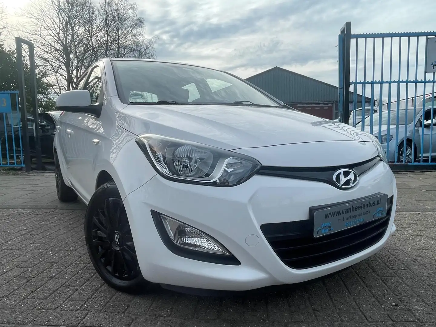 Hyundai i20 1.2i i-Drive A-C Elek Pakket Stoelvrm 5-Drs Black& Blanc - 2