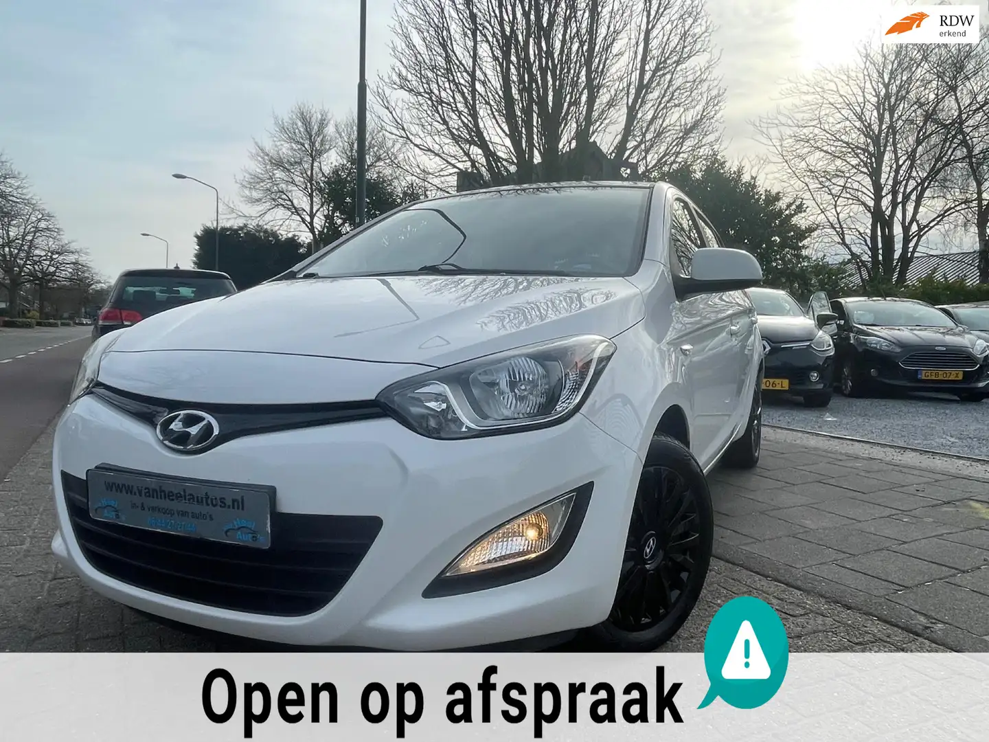 Hyundai i20 1.2i i-Drive A-C Elek Pakket Stoelvrm 5-Drs Black& Wit - 1