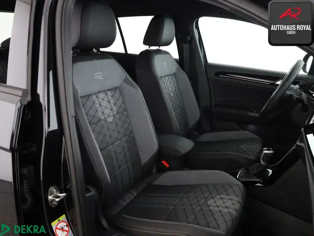 Volkswagen T-Roc view 11