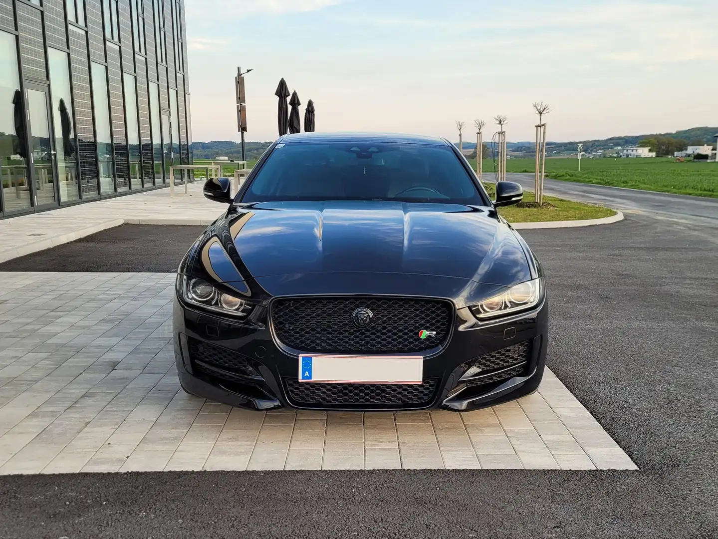 Jaguar XE XE 20d R-Sport Aut. R-Sport Schwarz - 2