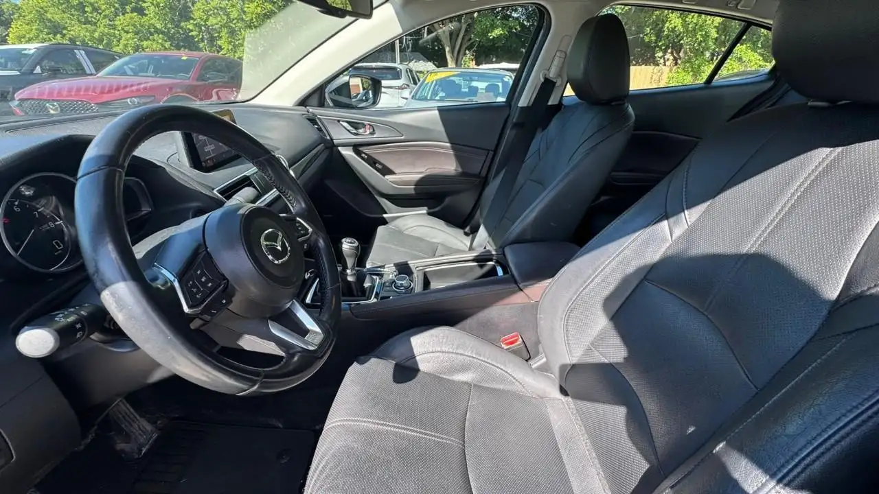 Mazda 3 снимка Mazda 3