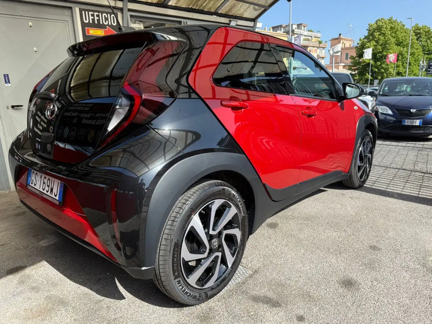 Toyota Aygo Aygo X 1.0 Lounge 72cv AUTOMATICA - 800 KM Rood - 2