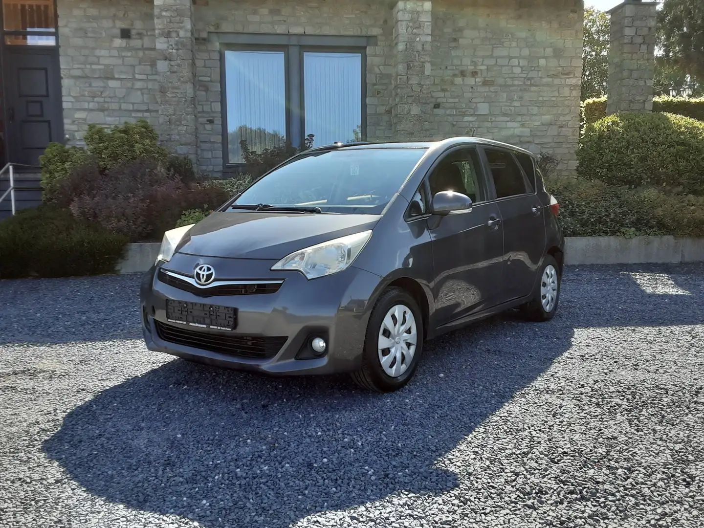 Toyota Verso-S Gri - 1