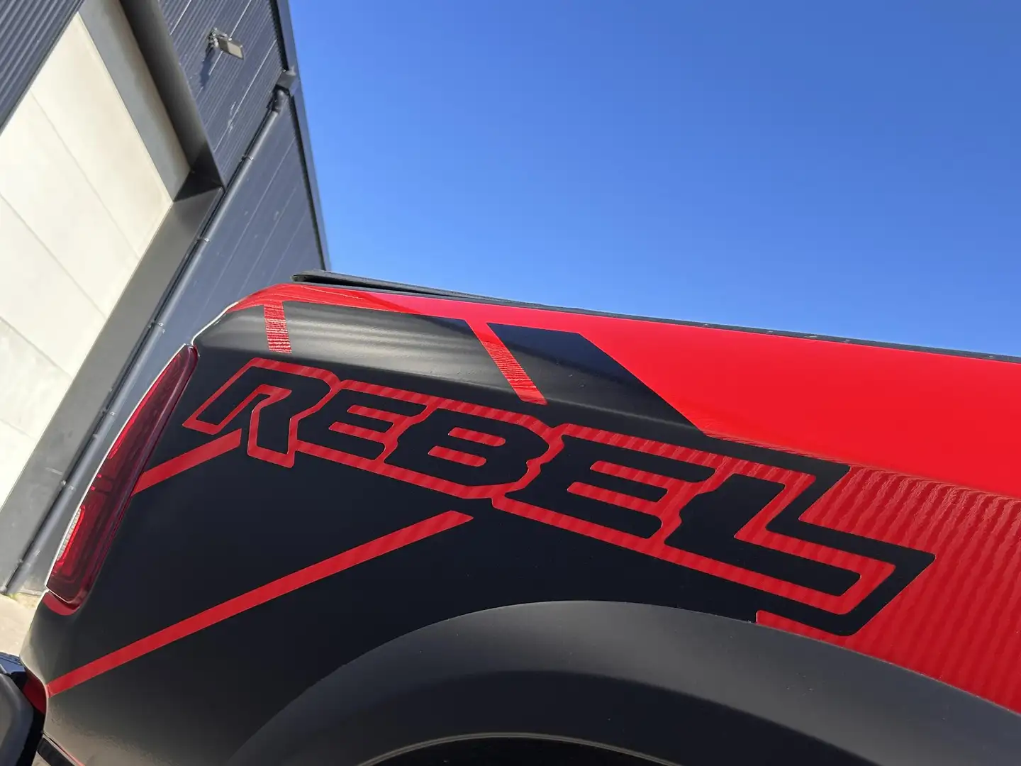 Dodge RAM 1500 REBEL 5.7 V8 Quad Cab 6'4 | MARGE | LUCHTVERI Rood - 2