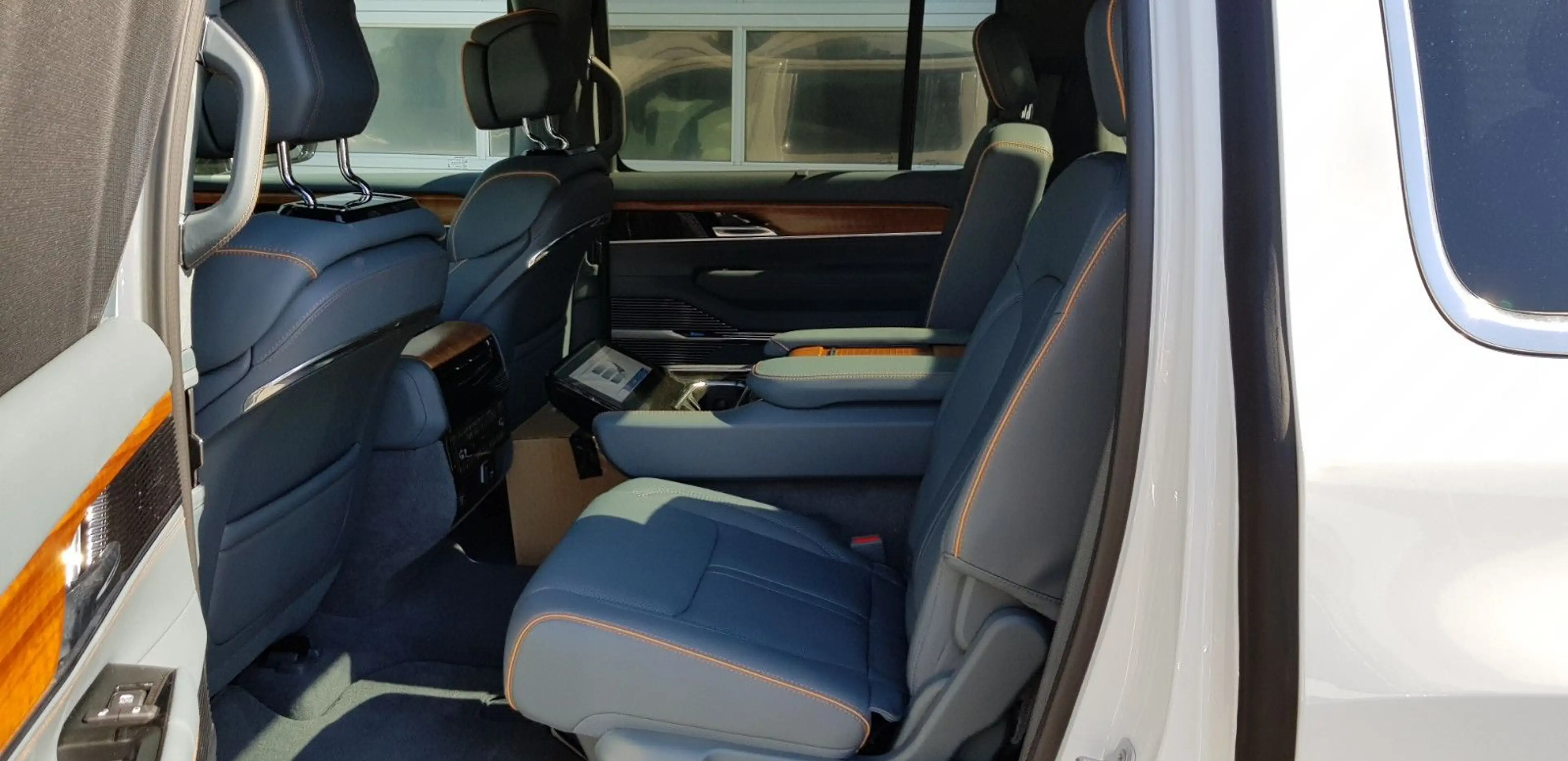Jeep Wagoneer Grand Wagoneer 6.4 L V8 4x4 — photo 6