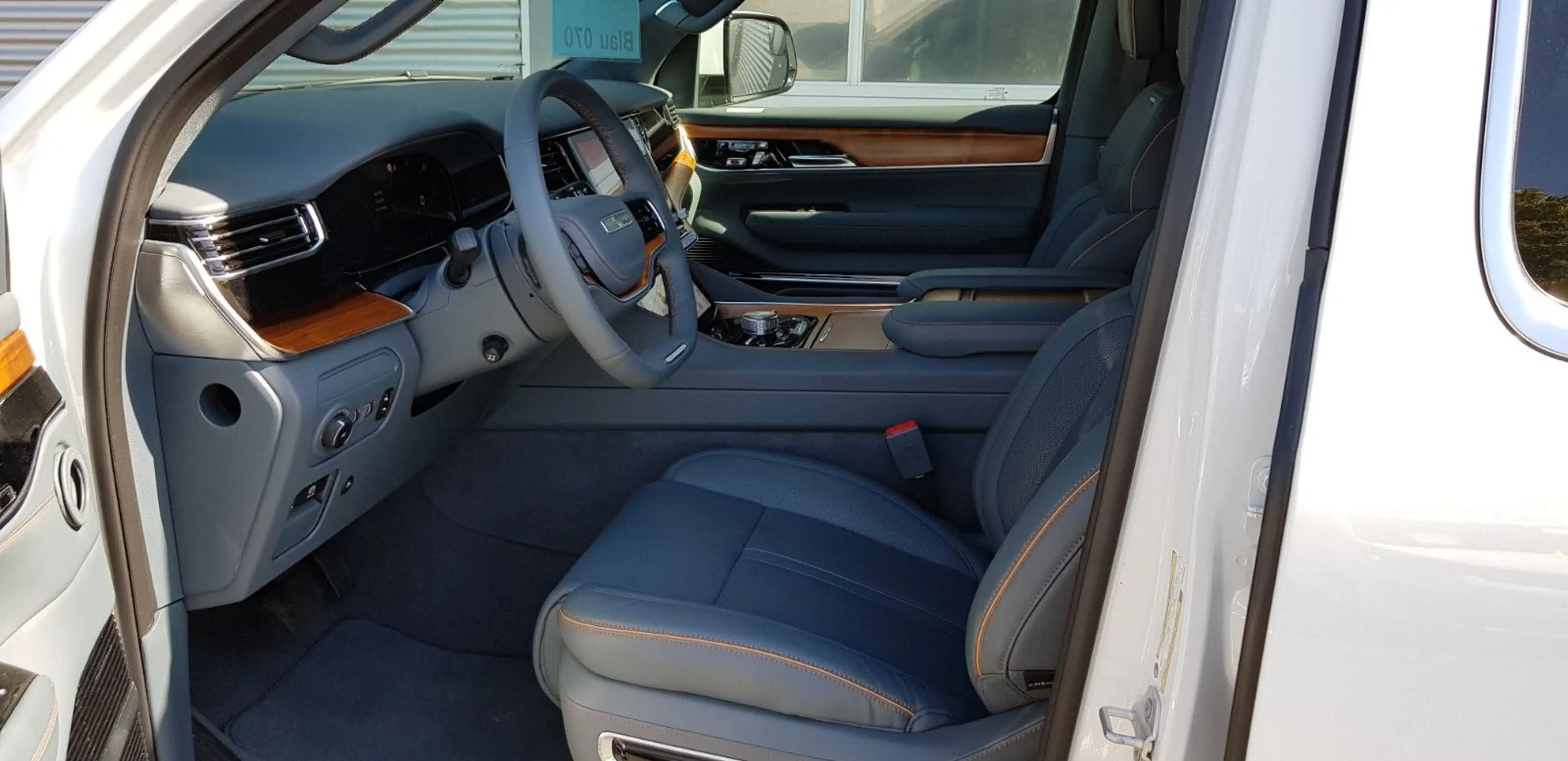 Jeep Wagoneer Grand Wagoneer 6.4 L V8 4x4 — photo 8