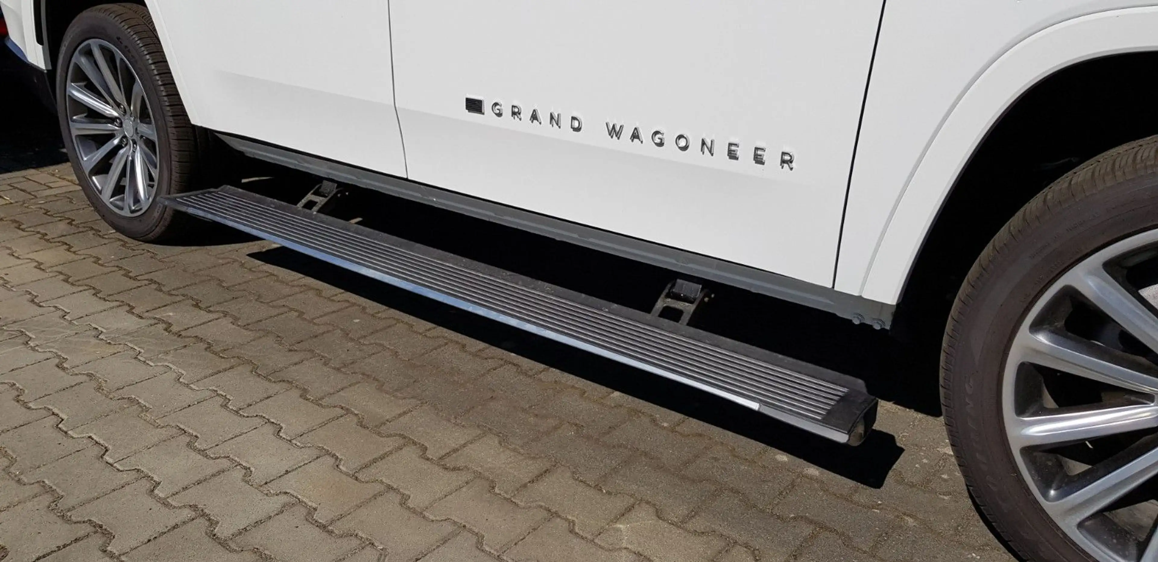 Jeep Wagoneer Grand Wagoneer 6.4 L V8 4x4 — photo 5
