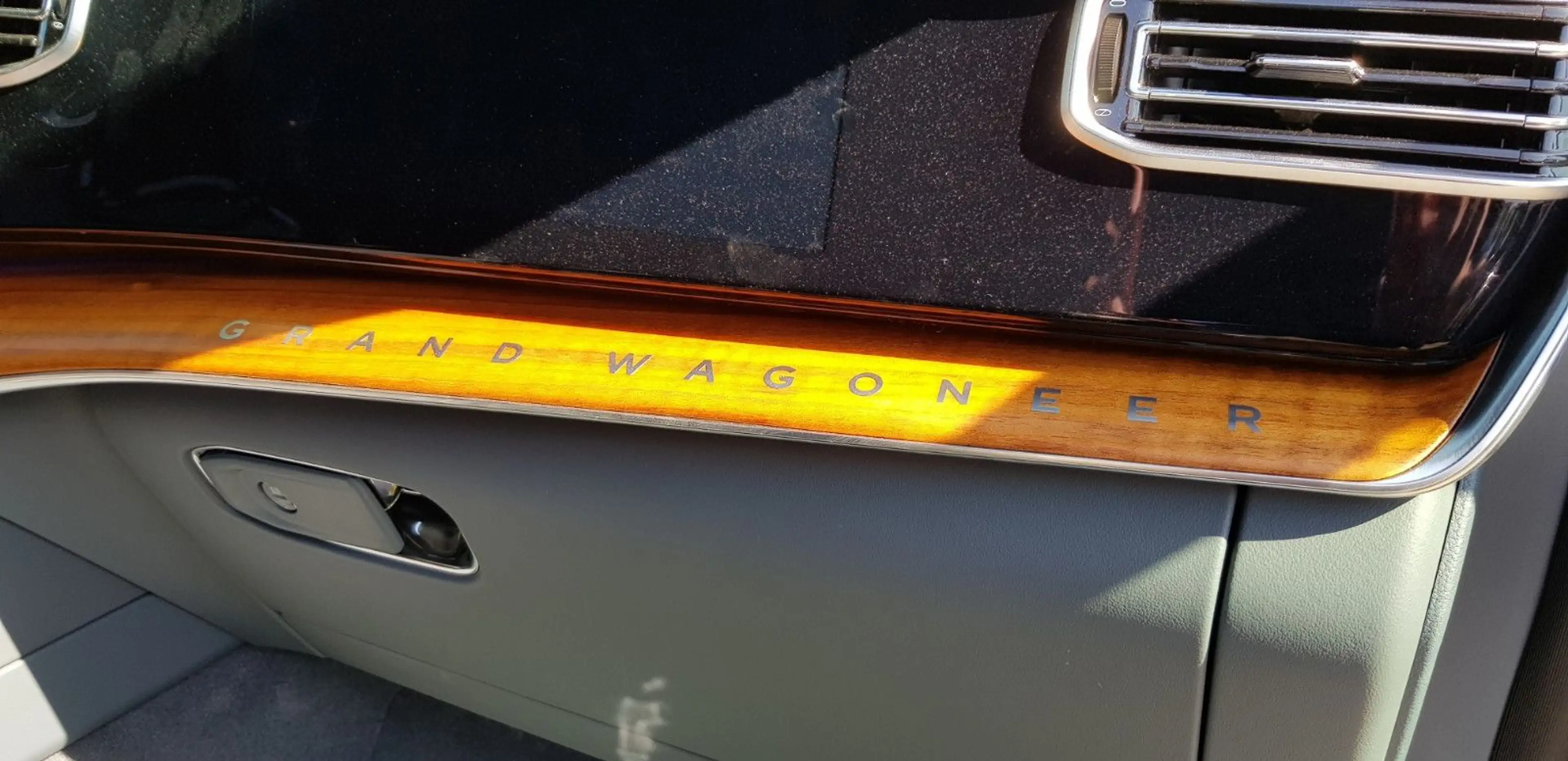 Jeep Wagoneer Grand Wagoneer 6.4 L V8 4x4 — photo 11