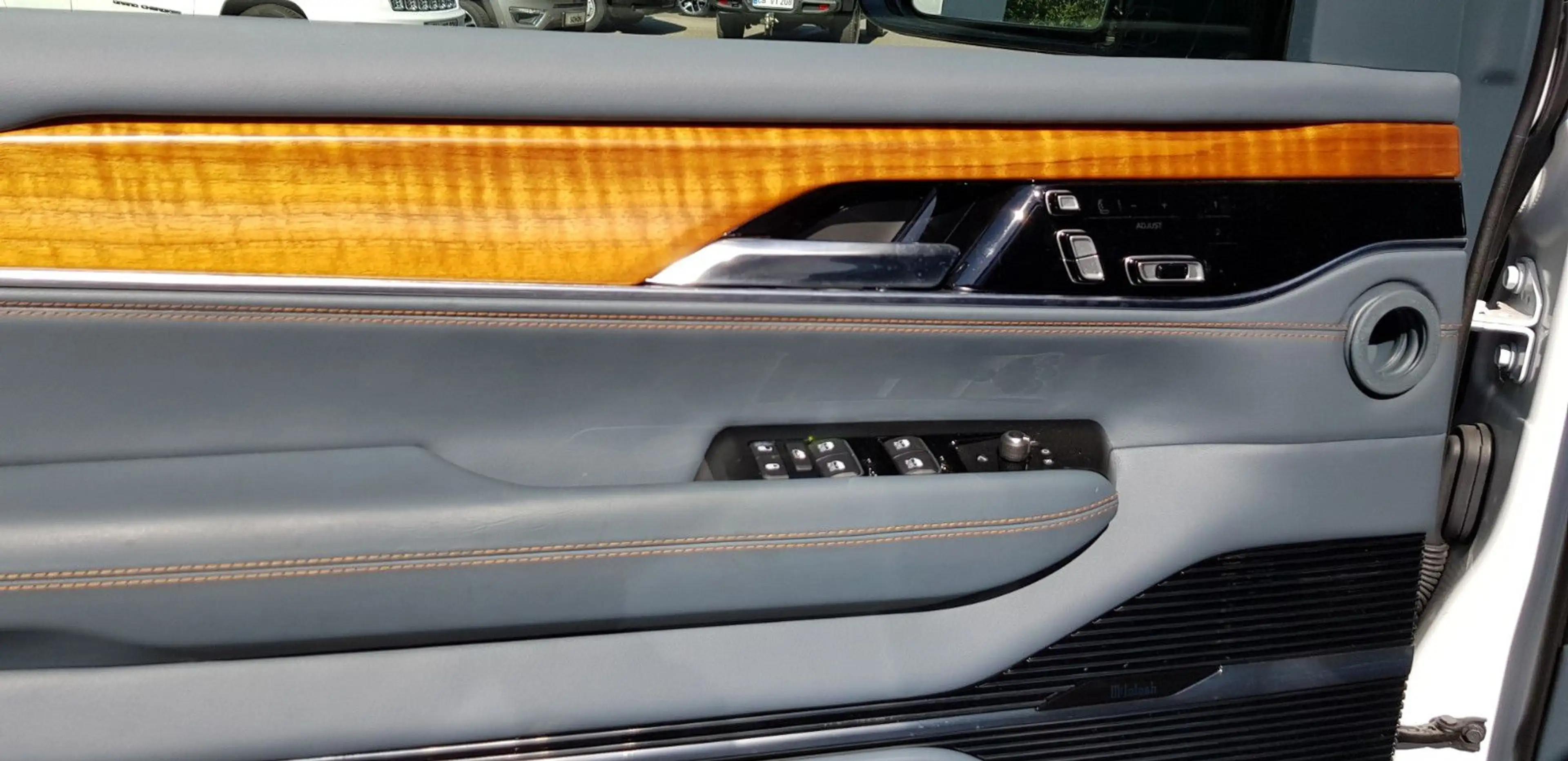 Jeep Wagoneer Grand Wagoneer 6.4 L V8 4x4 — photo 12