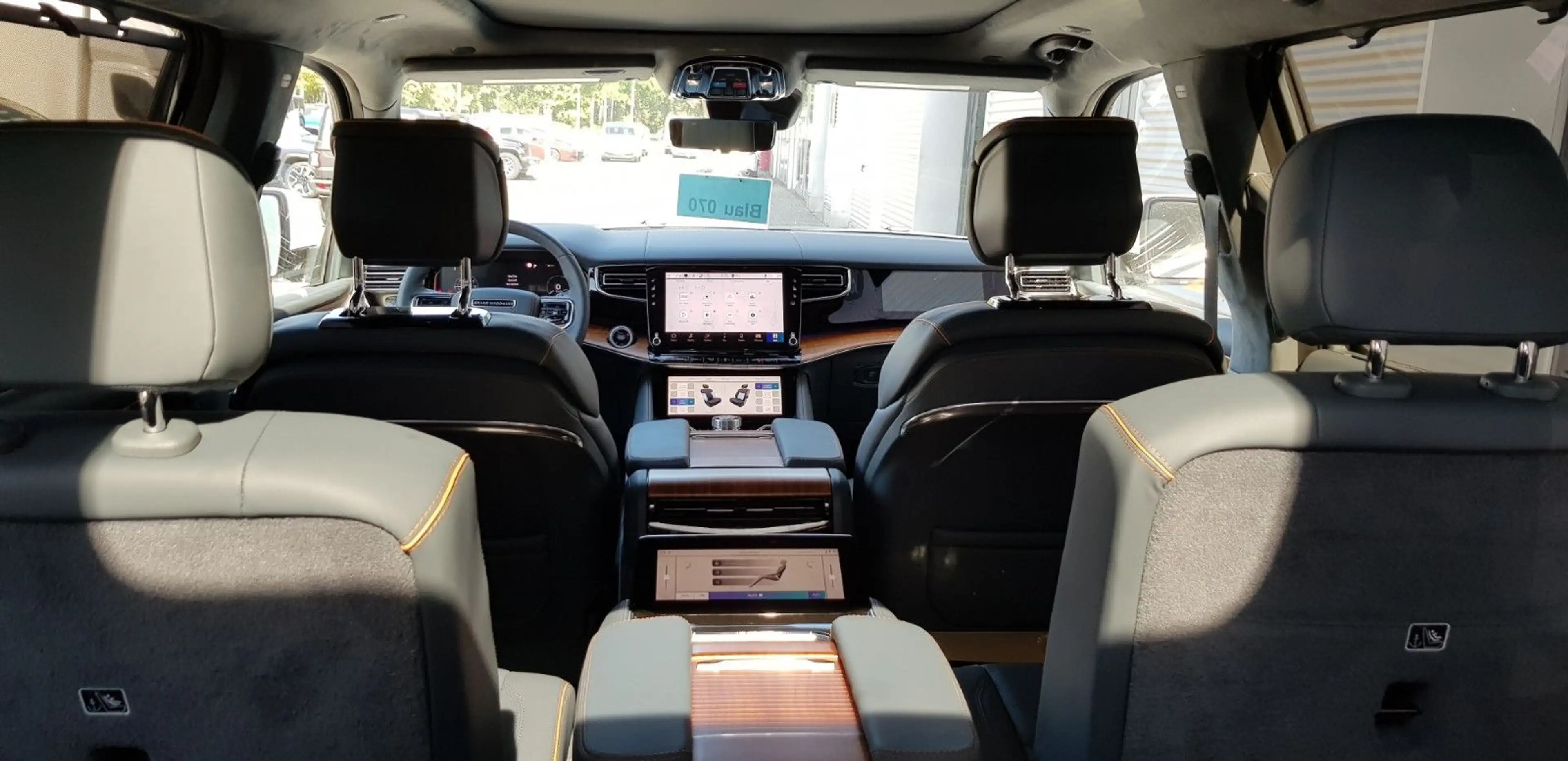 Jeep Wagoneer Grand Wagoneer 6.4 L V8 4x4 — photo 10