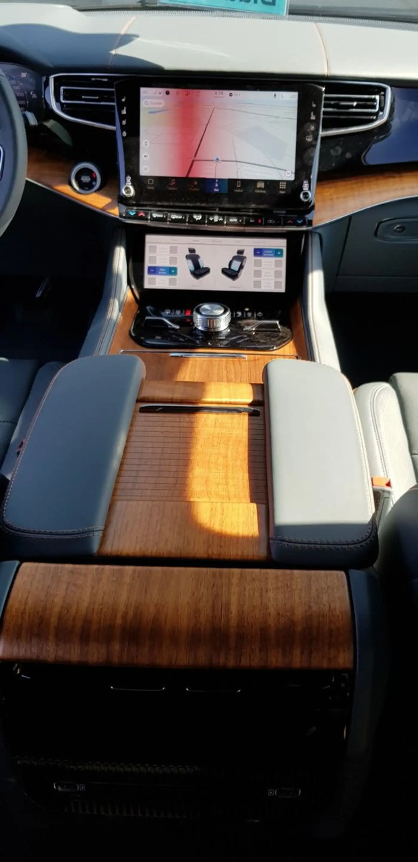 Jeep Wagoneer Grand Wagoneer 6.4 L V8 4x4 — photo 13