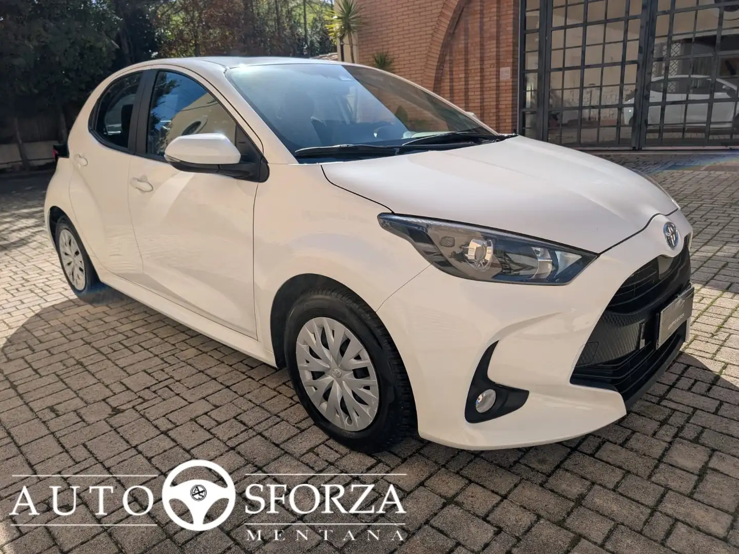 Toyota Yaris 1.5 Hybrid Active Nazionale NOVINCOLOFINANZIAMENTO Bianco - 1