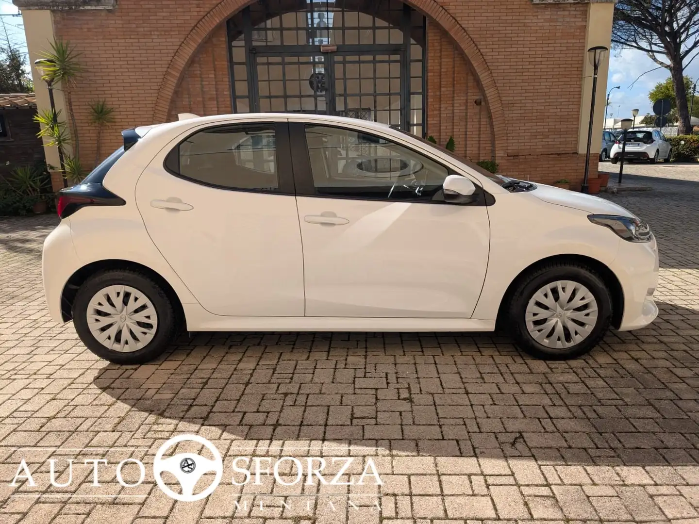 Toyota Yaris 1.5 Hybrid Active Nazionale NOVINCOLOFINANZIAMENTO Bianco - 2