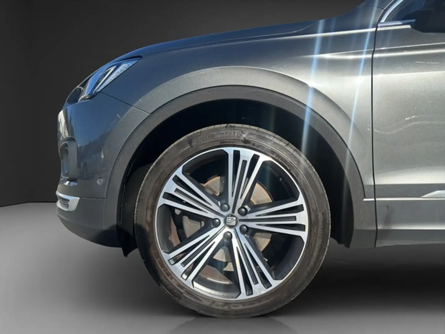 SEAT Tarraco 2.0 TDI XCELLENCE 4D ACC PANO LED AHK SOUNDSYSTEM Gris - 2