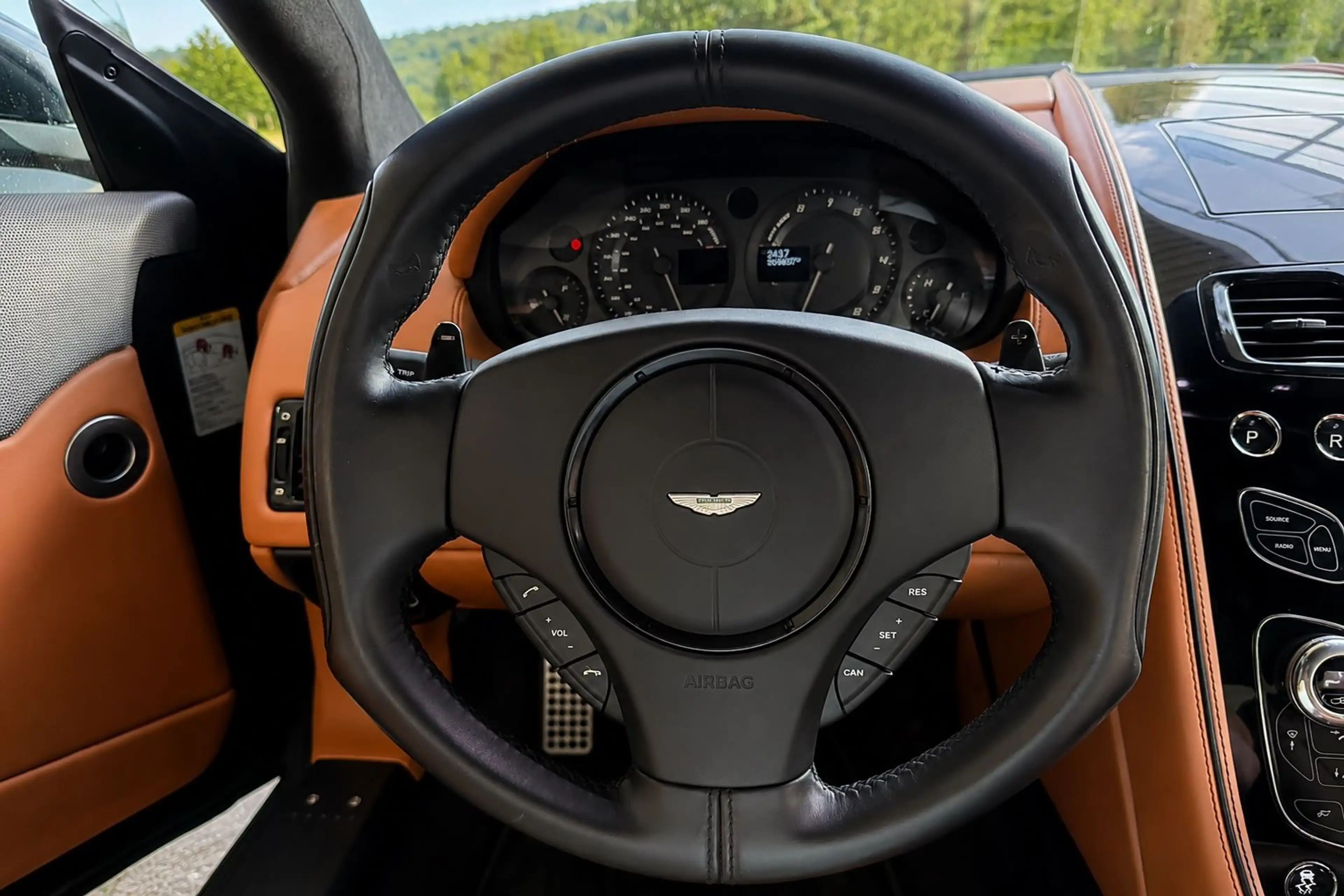 Aston Martin DB9 6.0 Volante GT — photo 10