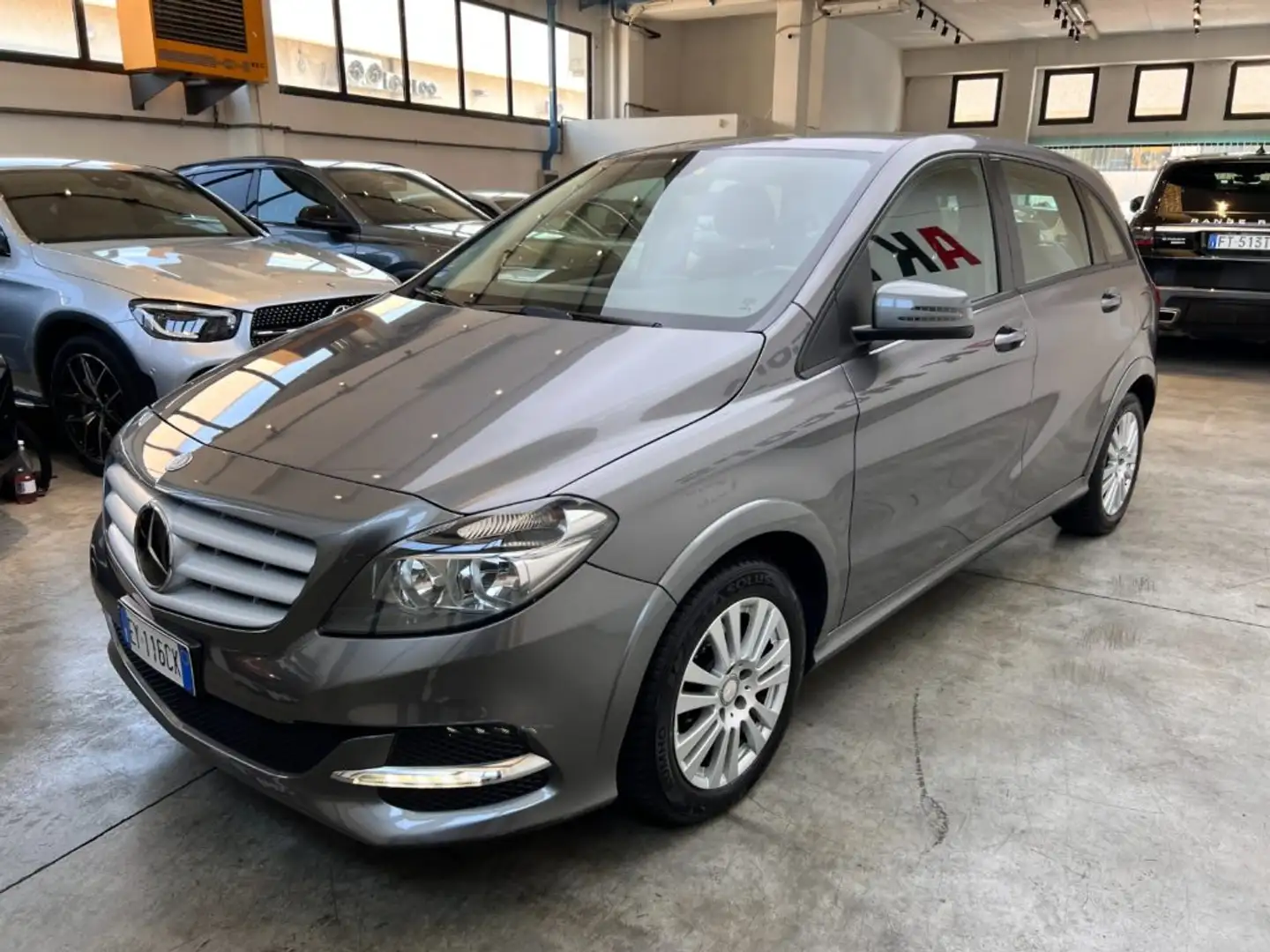 Mercedes-Benz B 200 NGD Sport Black - 2