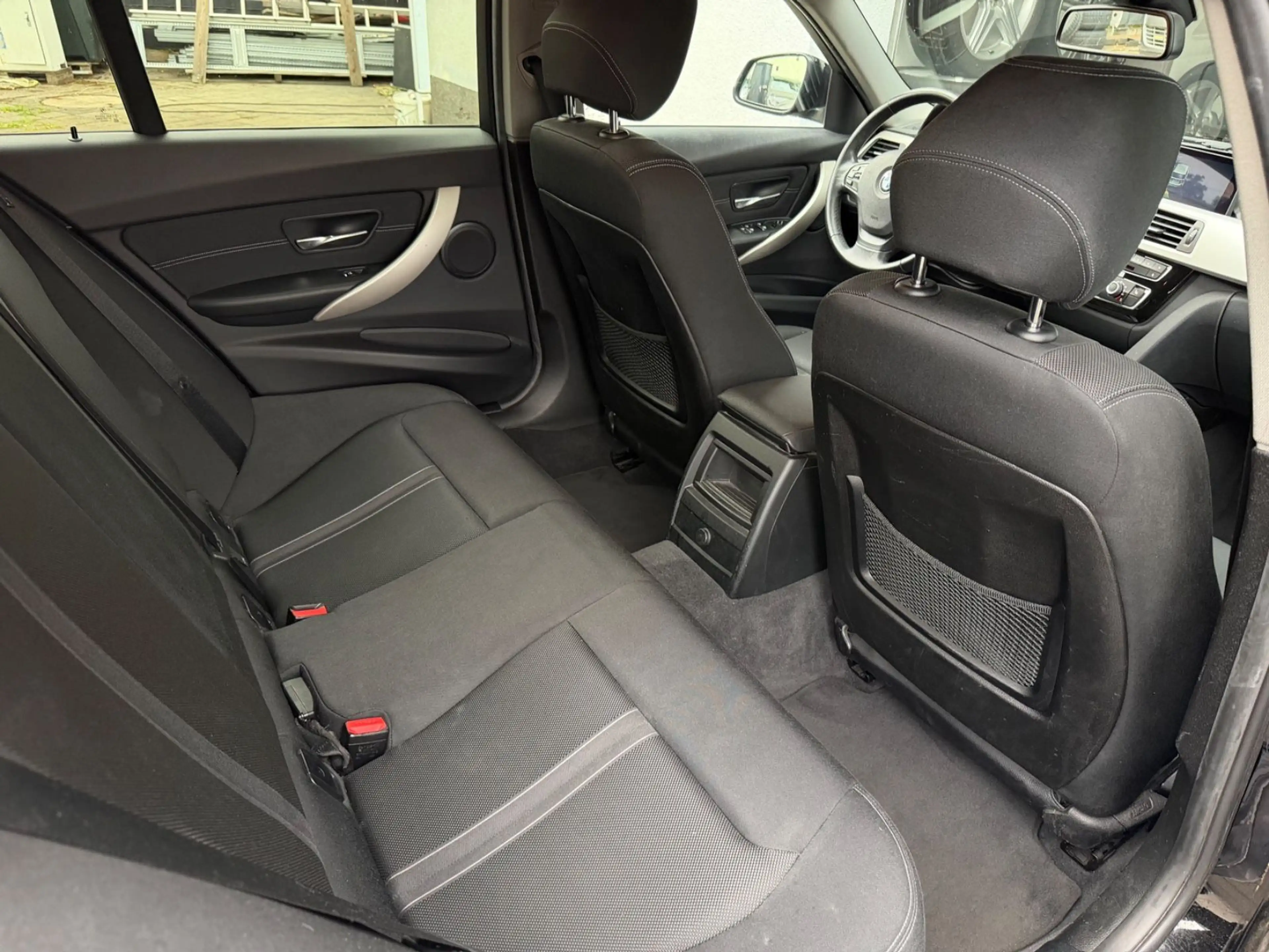 BMW 318 d Touring F31 Facelift LCI — photo 11