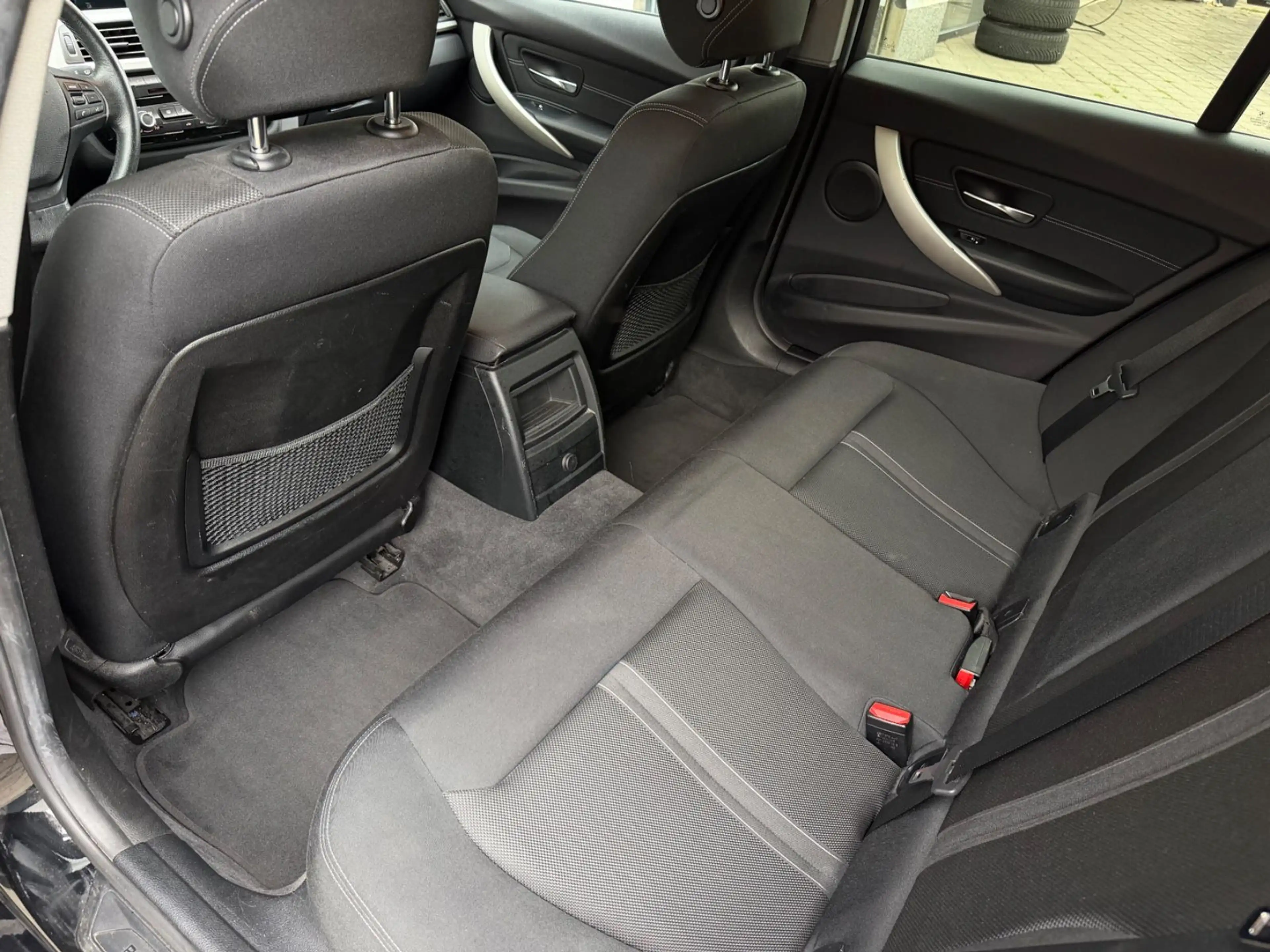 BMW 318 d Touring F31 Facelift LCI — photo 12