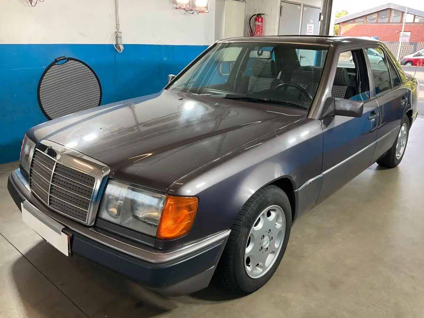 Mercedes-Benz E 200 TÜV NEU ! Schwarz - 2