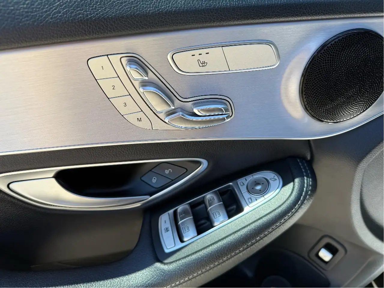 Mercedes-Benz C-Class снимка Mercedes-Benz C-Class
