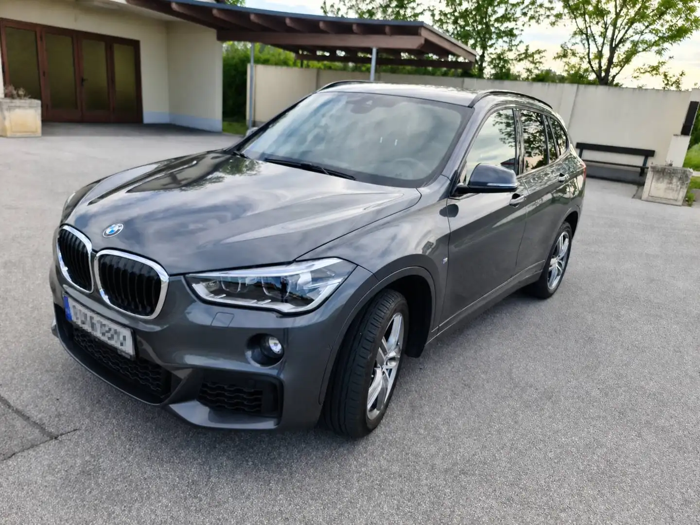 BMW X1 X1 sDrive18i M Sport Aut.M Sport Grau - 1