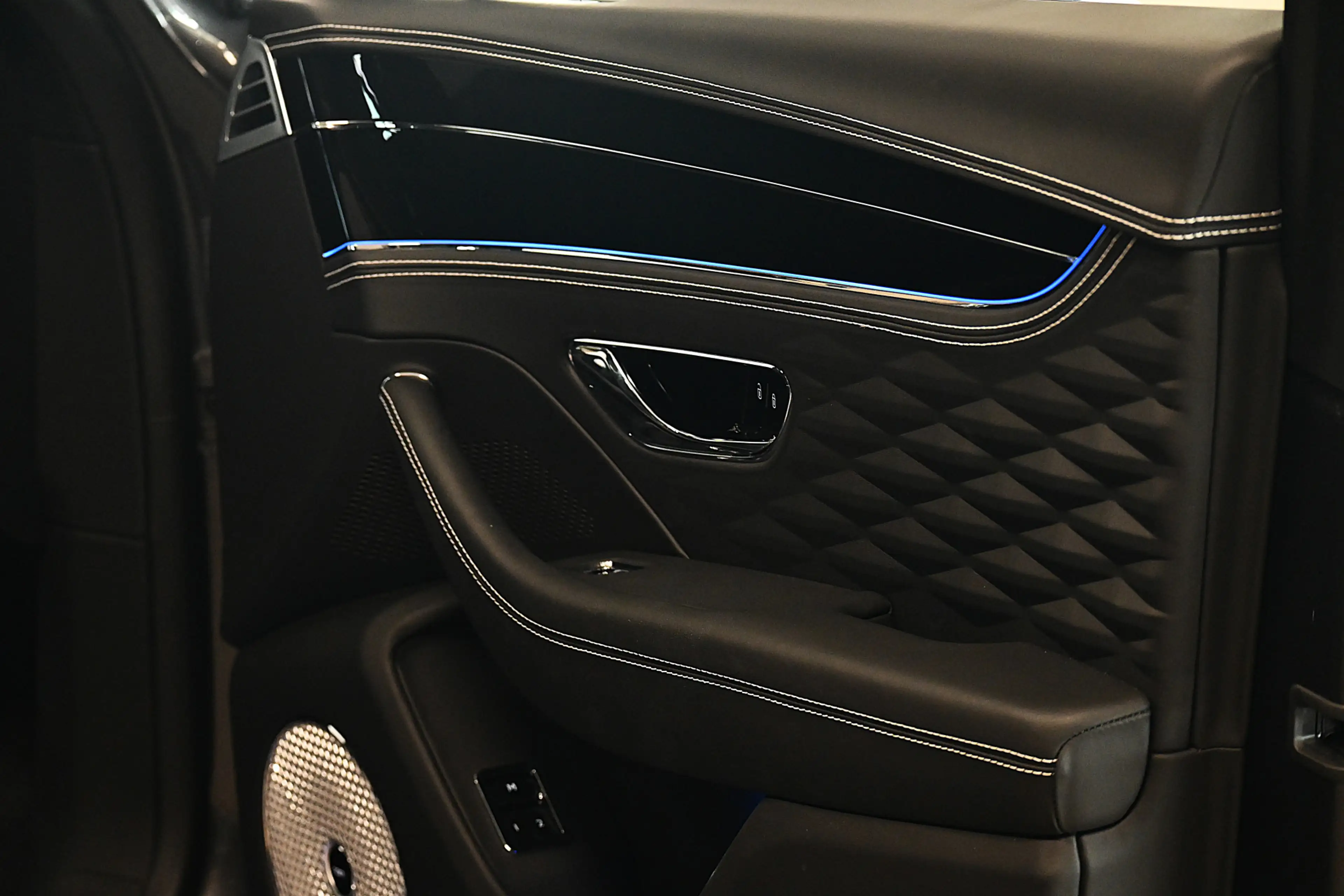 Bentley Flying Spur 6.0 W12 — photo 12
