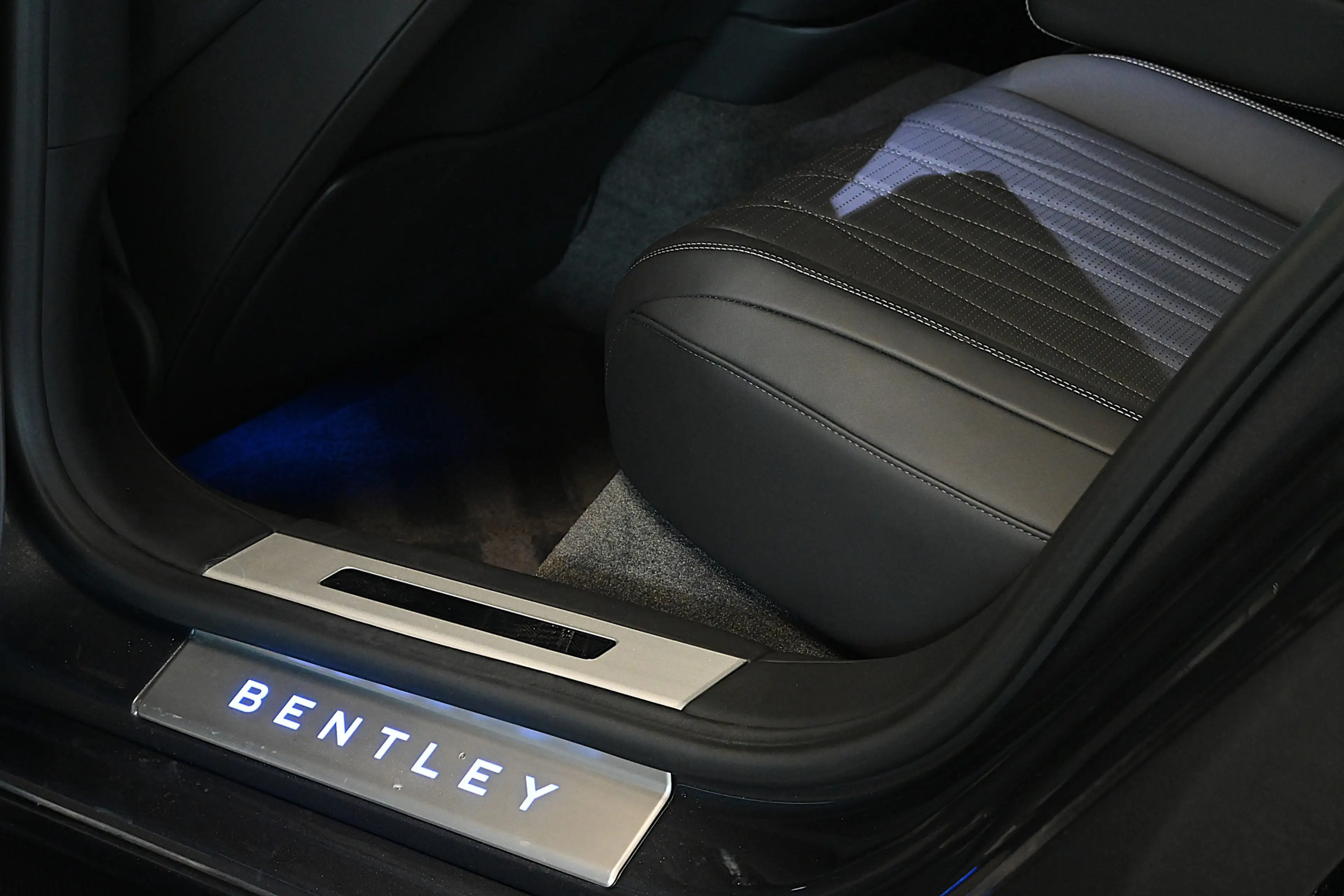 Bentley Flying Spur 6.0 W12 — photo 35
