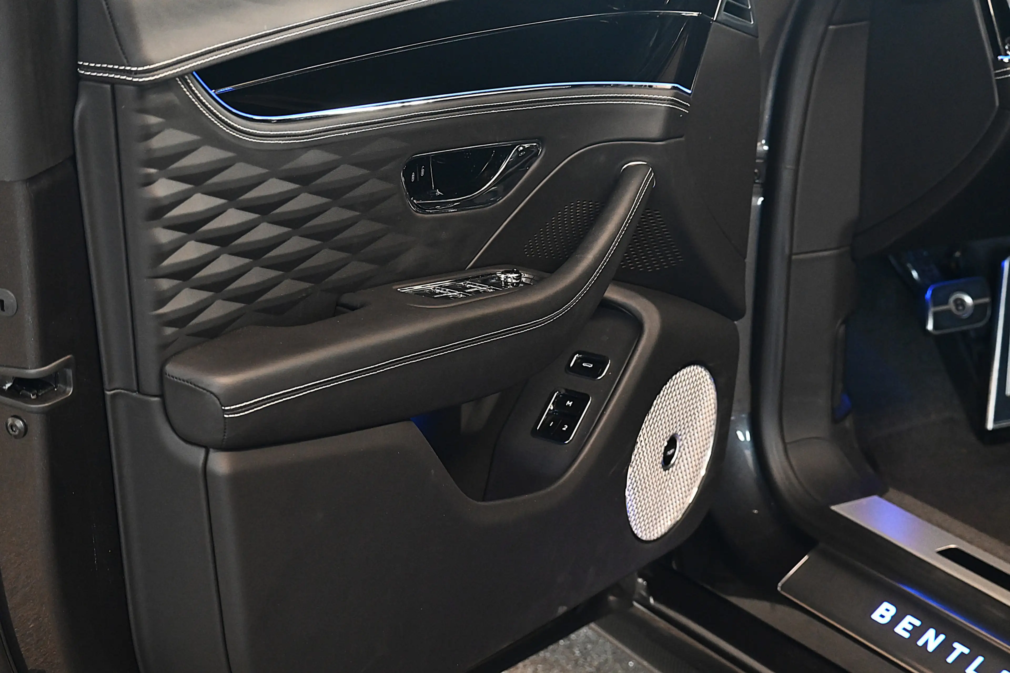 Bentley Flying Spur 6.0 W12 — photo 20