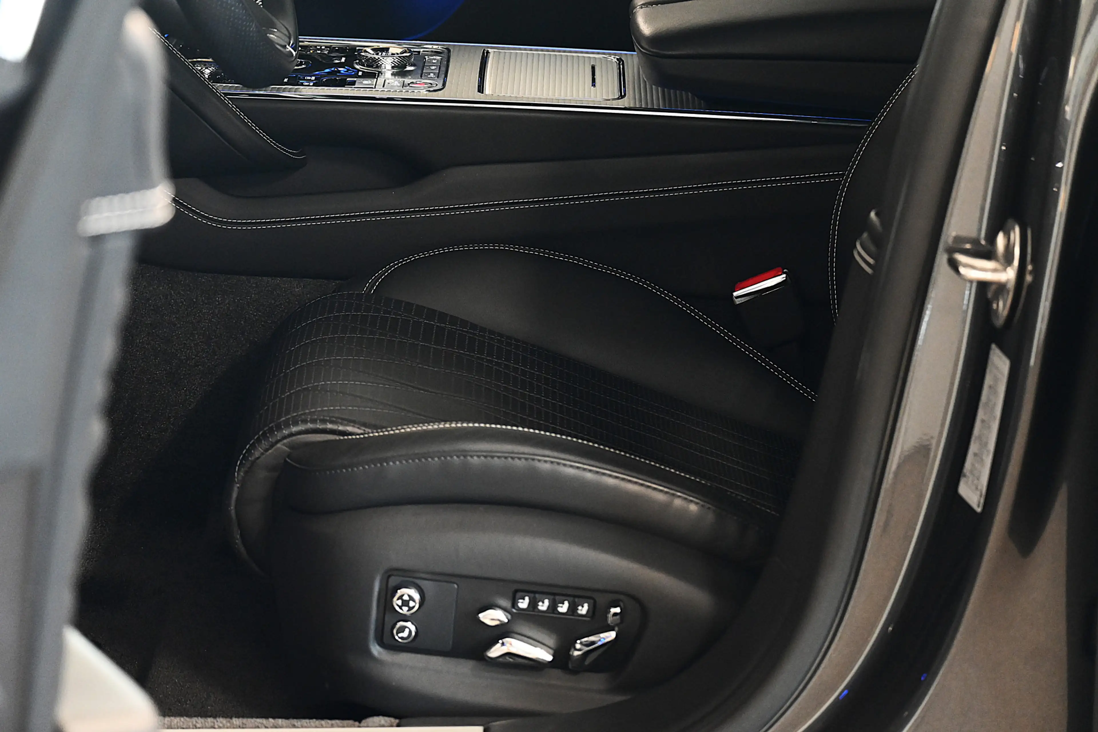 Bentley Flying Spur 6.0 W12 — photo 24