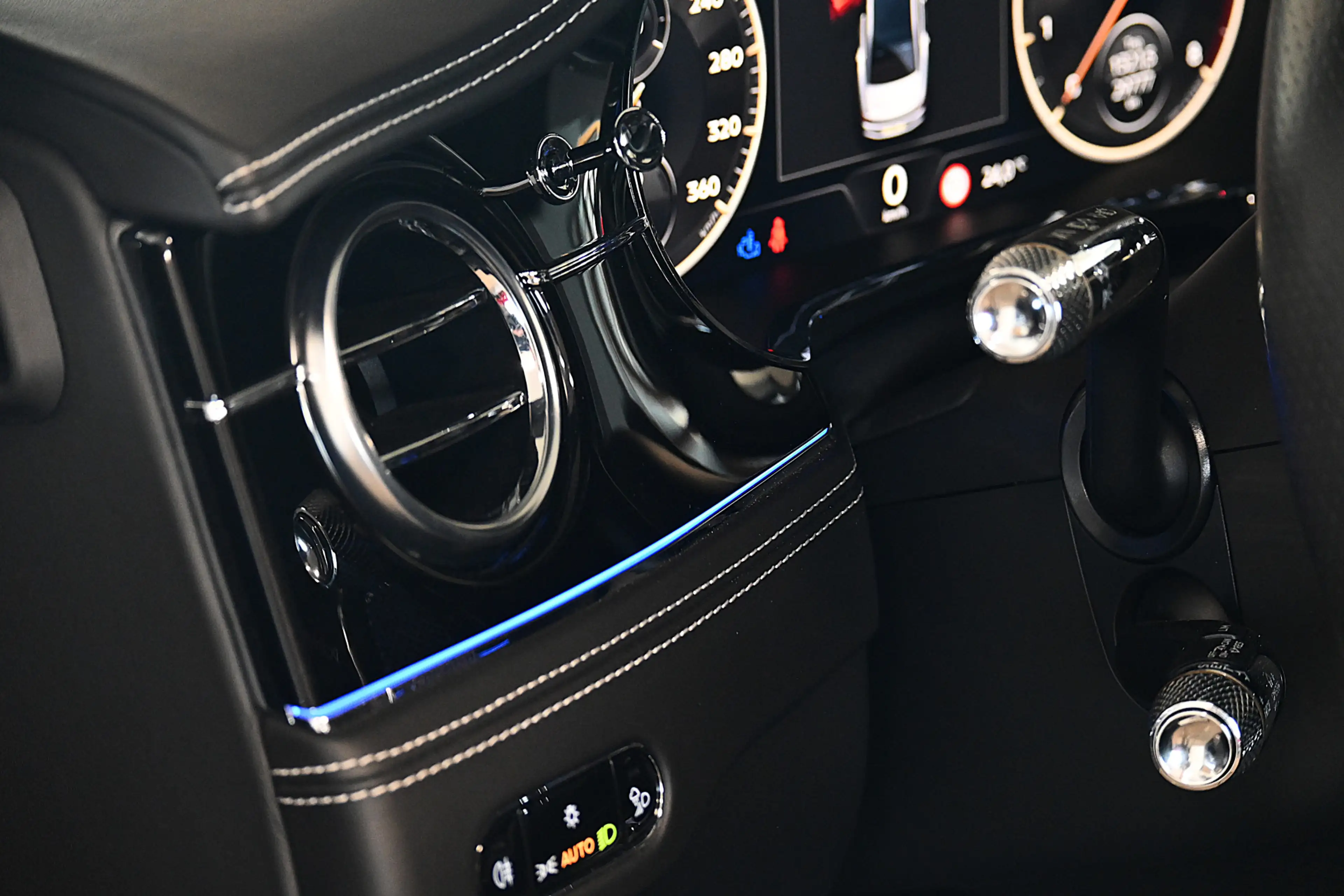 Bentley Flying Spur 6.0 W12 — photo 23
